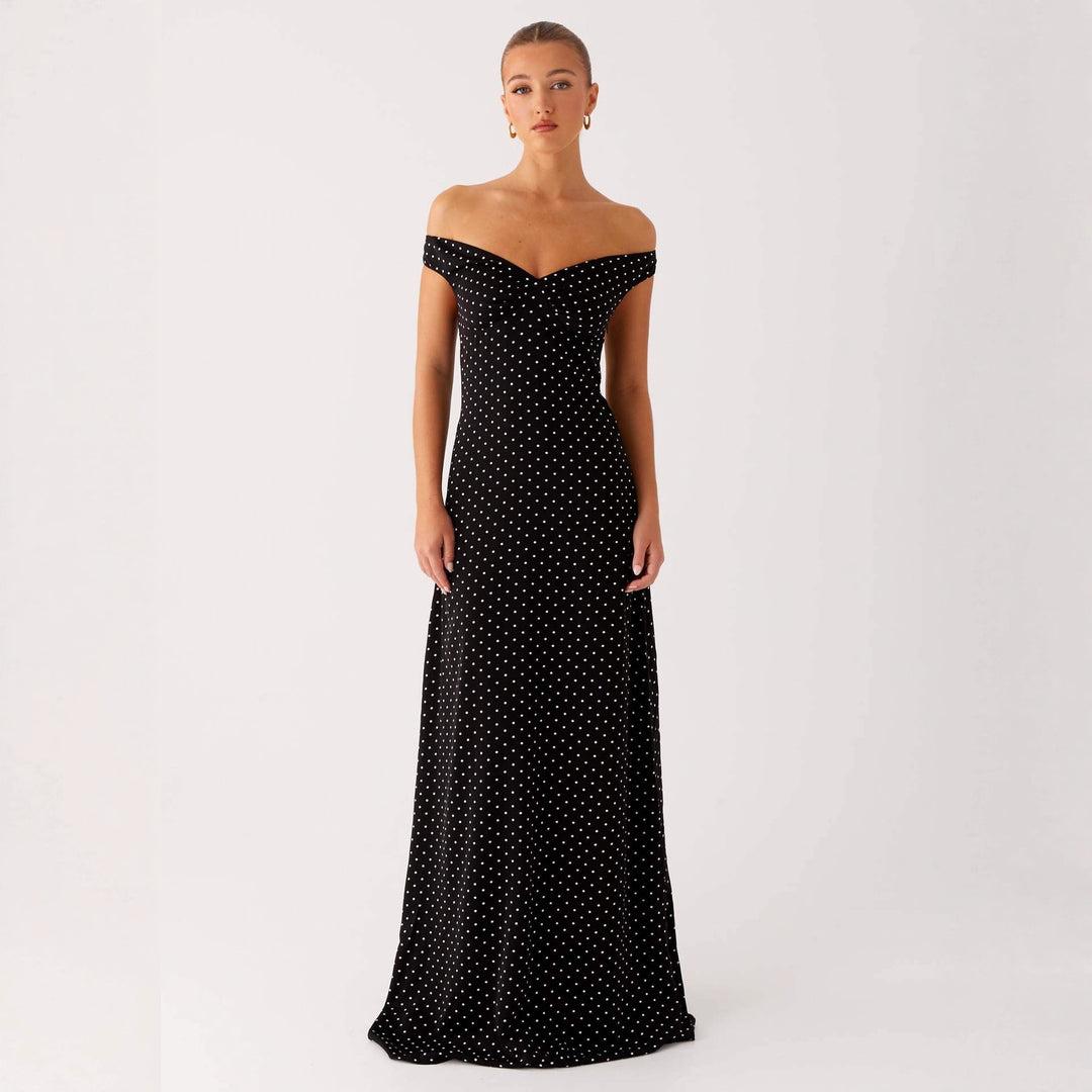 Dame kveldsdrakt med off-shoulder-design og elegant prikkemønster Skjora