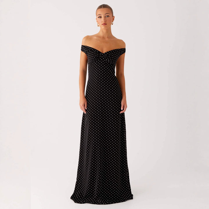 Dame kveldsdrakt med off-shoulder-design og elegant prikkemønster Skjora