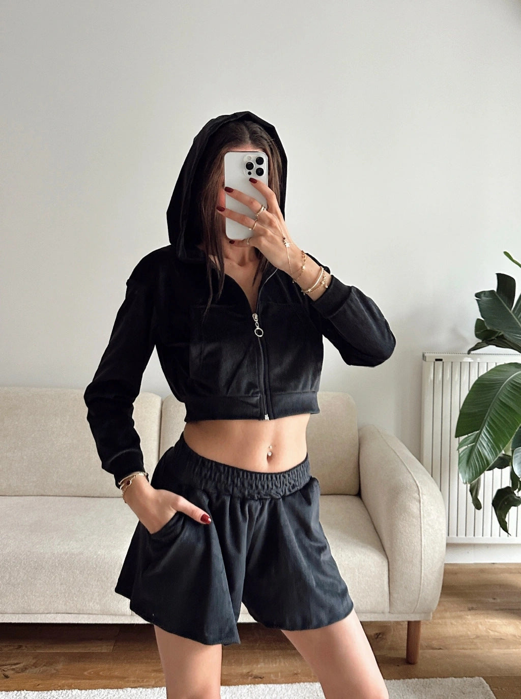 Kvinne casual fleece sett med cropped hettegenser og komfortable shorts