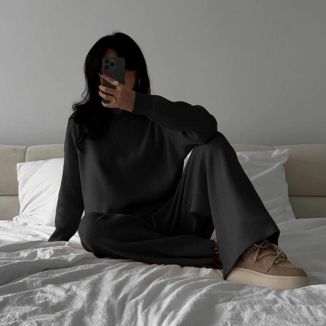 Kvinnekomfortabelt loungewear sett med høy krage og sidesplitter Skjora