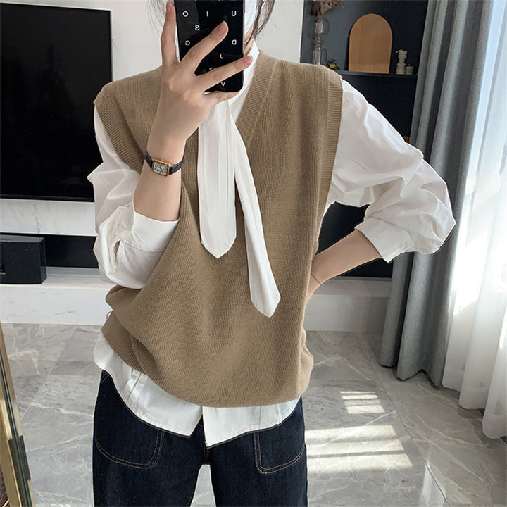 Kvinnelig fashionable strikket vest med V-hals og dekorative knapper Skjora
