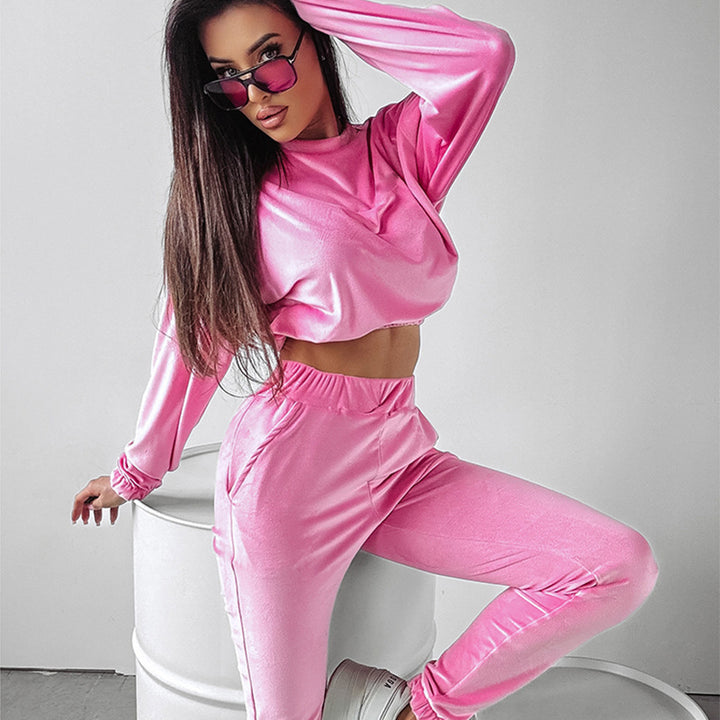 Kvinne stilige sportsett med cropped topp og komfortable bukser Skjora