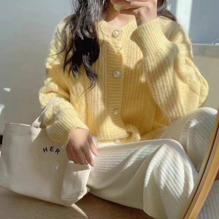 Kvinne Cozy Knit Kåpe med Perleknappdetaljer og Kabelstrikketekstur Skjora