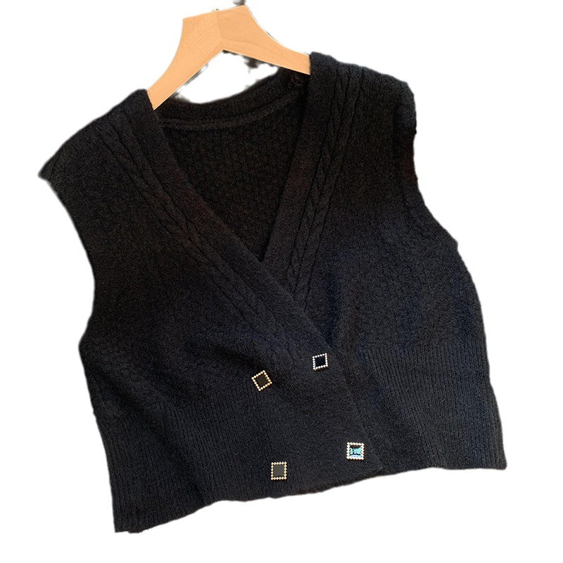 Damer strikket vest med moderne kabelmønster og elegante knappedetaljer Skjora