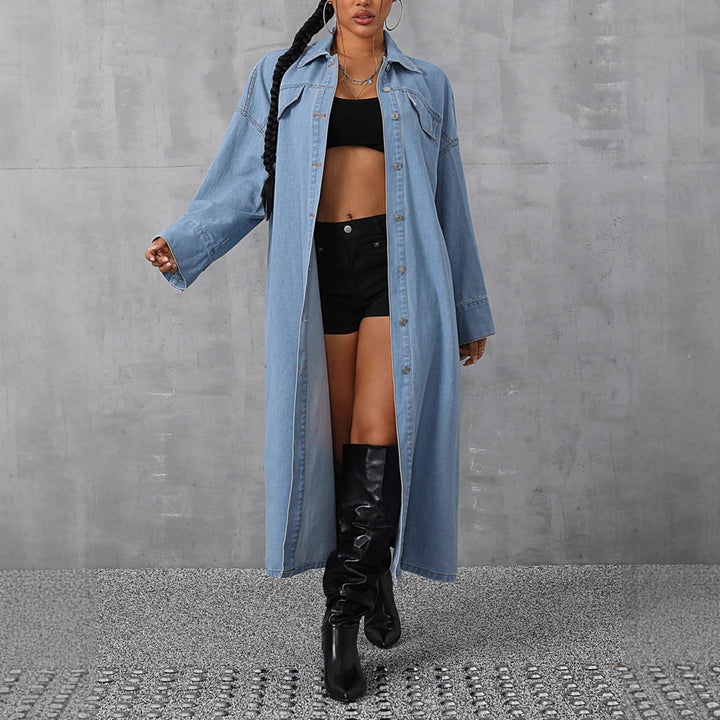 Dame denim maxi jakke i en avslappet oversized passform med behagelige trykknapper og praktiske lommer Skjora