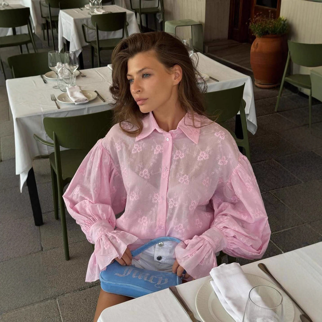 Damebluse med romantiske pufferm og blomsterbroderi Skjora
