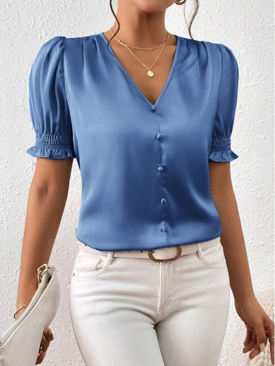 Dame satengbluse med pufferm og elegant knappeliste Skjora