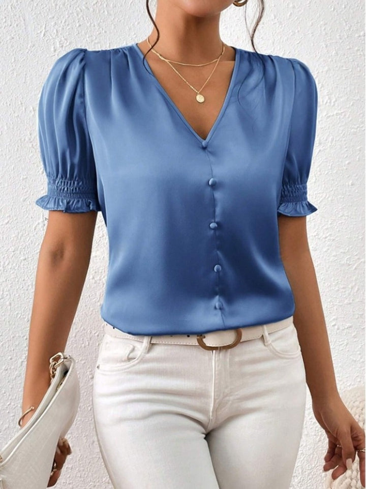 Dame satengbluse med pufferm og elegant knappeliste Skjora