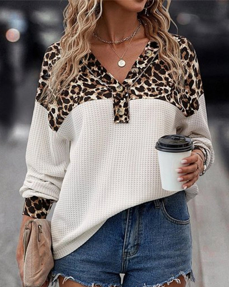 Kvinnelig hverdags topp med leoparddesign og knappdetaljer Skjora