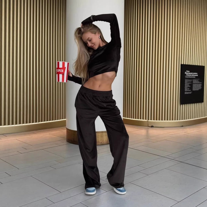 Kvinnelig sporty sett laget av cropped topp og vide bukser Skjora