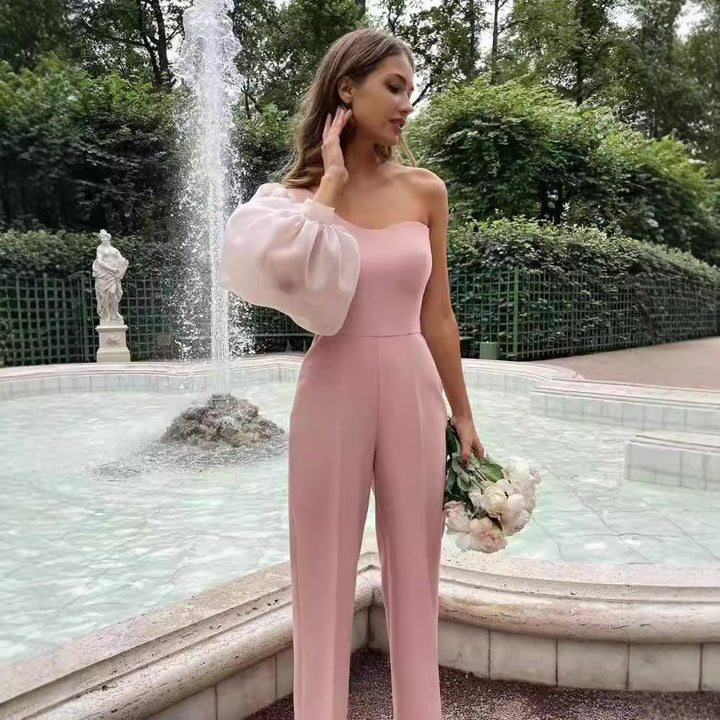 Dame Elegant jumpsuit med asymmetrisk snitt og transparente ermer Skjora