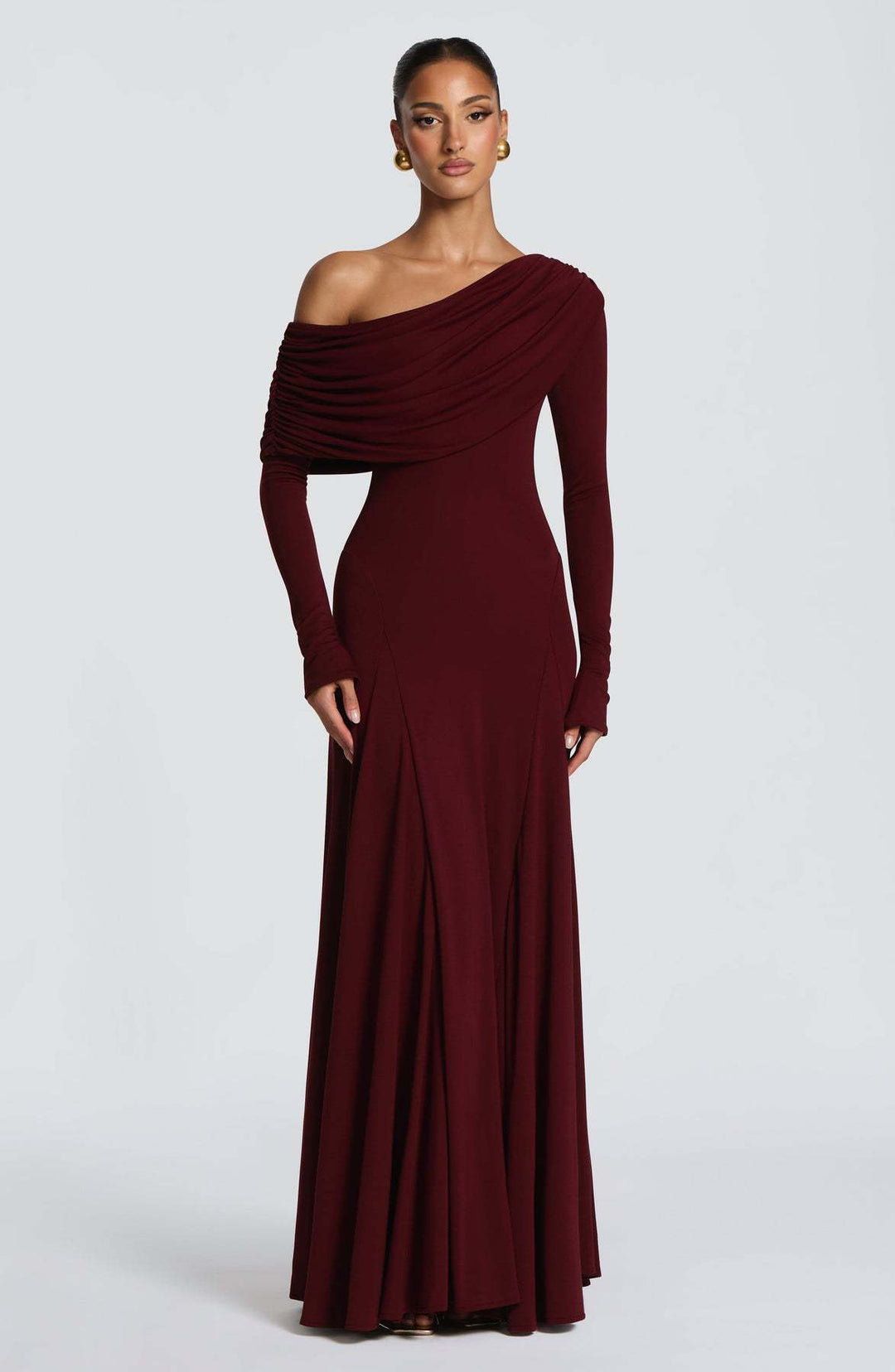 Kvinnens elegante langermede maxi-kjole med asymmetrisk draperingsdetalj