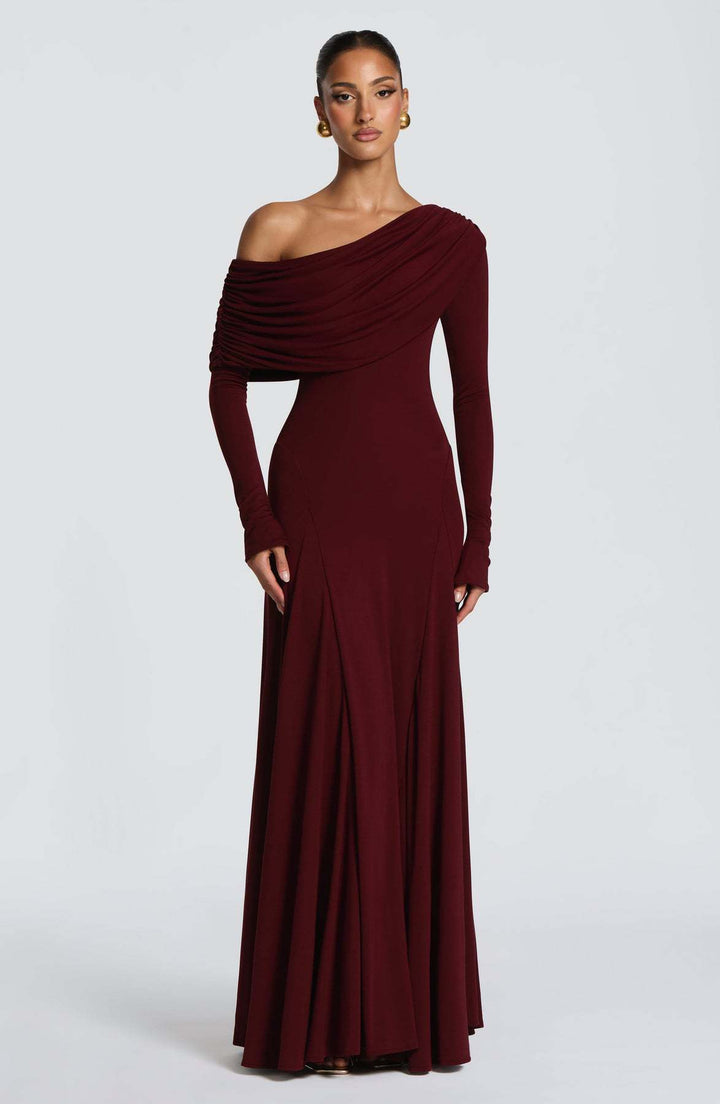 Kvinnens elegante langermede maxi-kjole med asymmetrisk draperingsdetalj