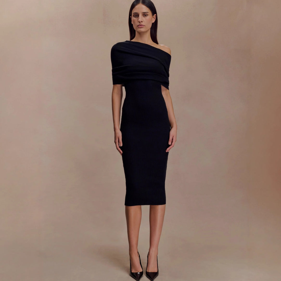 Dame elegant strikkjole med off-shoulder design Skjora