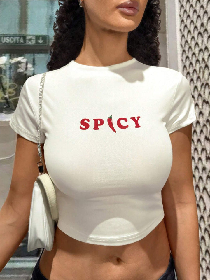 Dame Crop-Top med kreativ grafisk design og moderne skrift Skjora