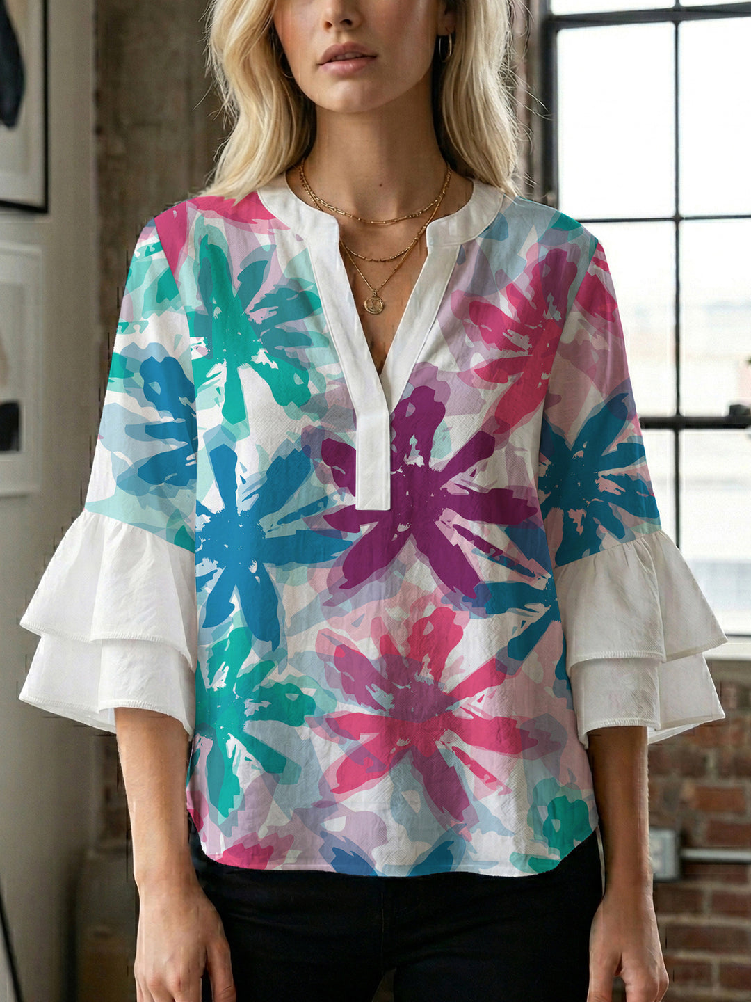 Damebluse med voluminøse ermer og blomsterdesign Skjora