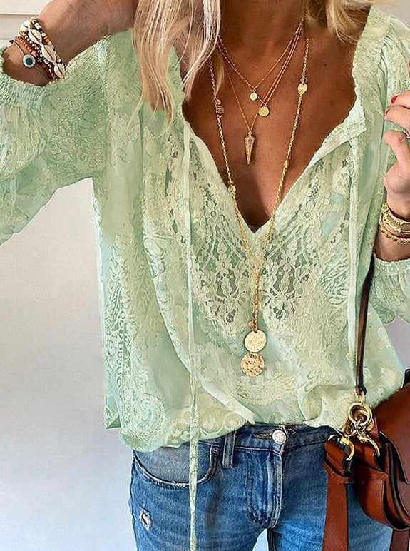 Dame elegant bluse med fin spiss og dyp V-hals Skjora