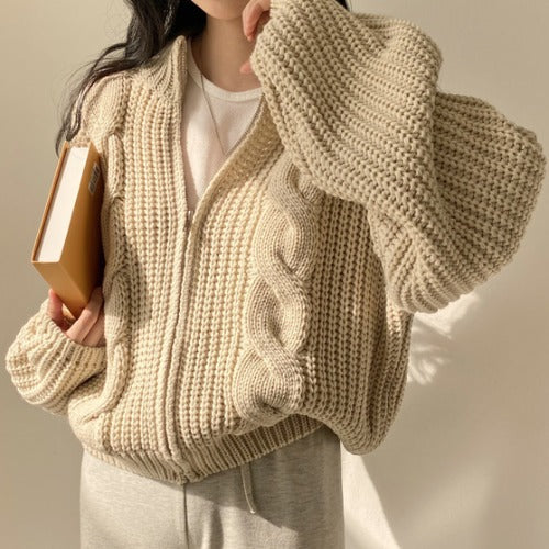 Kvinnens koselige cardigan med voluminøse ermer og moderne design Skjora