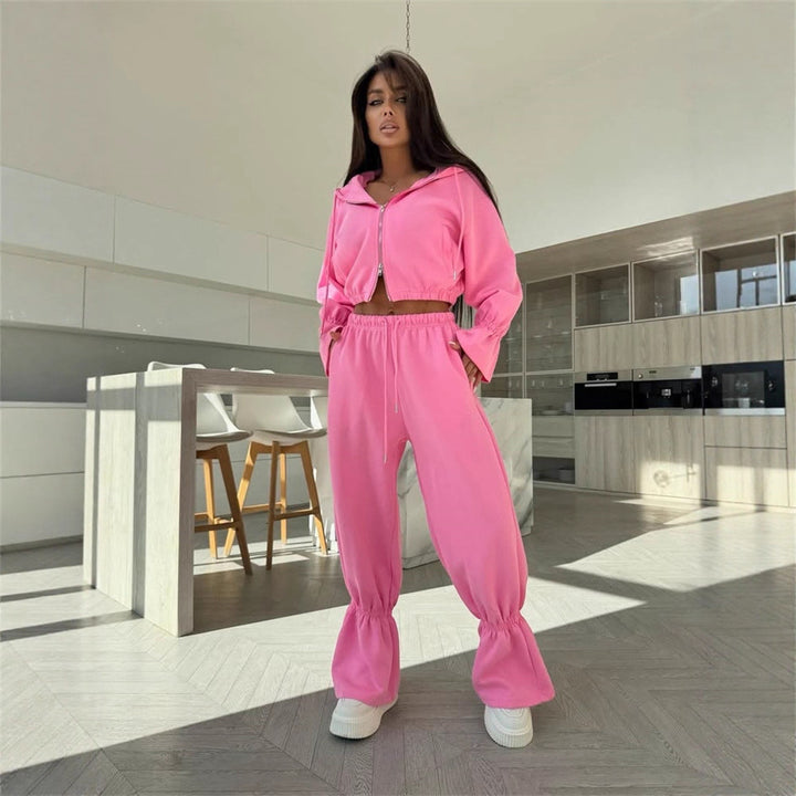 Damer sporty to-dels sett med cropped hettegenser og vide bukser Skjora