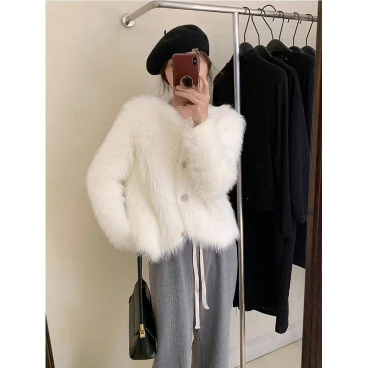 Kvinnes fluffy kort jakke med elegante knappedetaljer Skjora