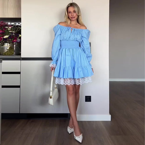 Dame Off-Shoulder Kjole med Voluminøse Volanger og Blonderkant Skjora