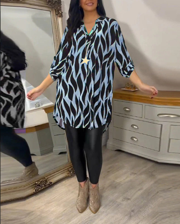 Dame blusekjole med moderne grafisk design og asymmetrisk kant Skjora