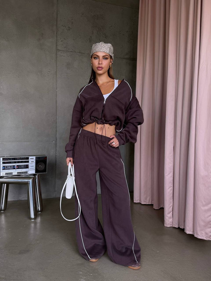 Kvinnesporty lounge sett med hettegenser og vide bukser Skjora