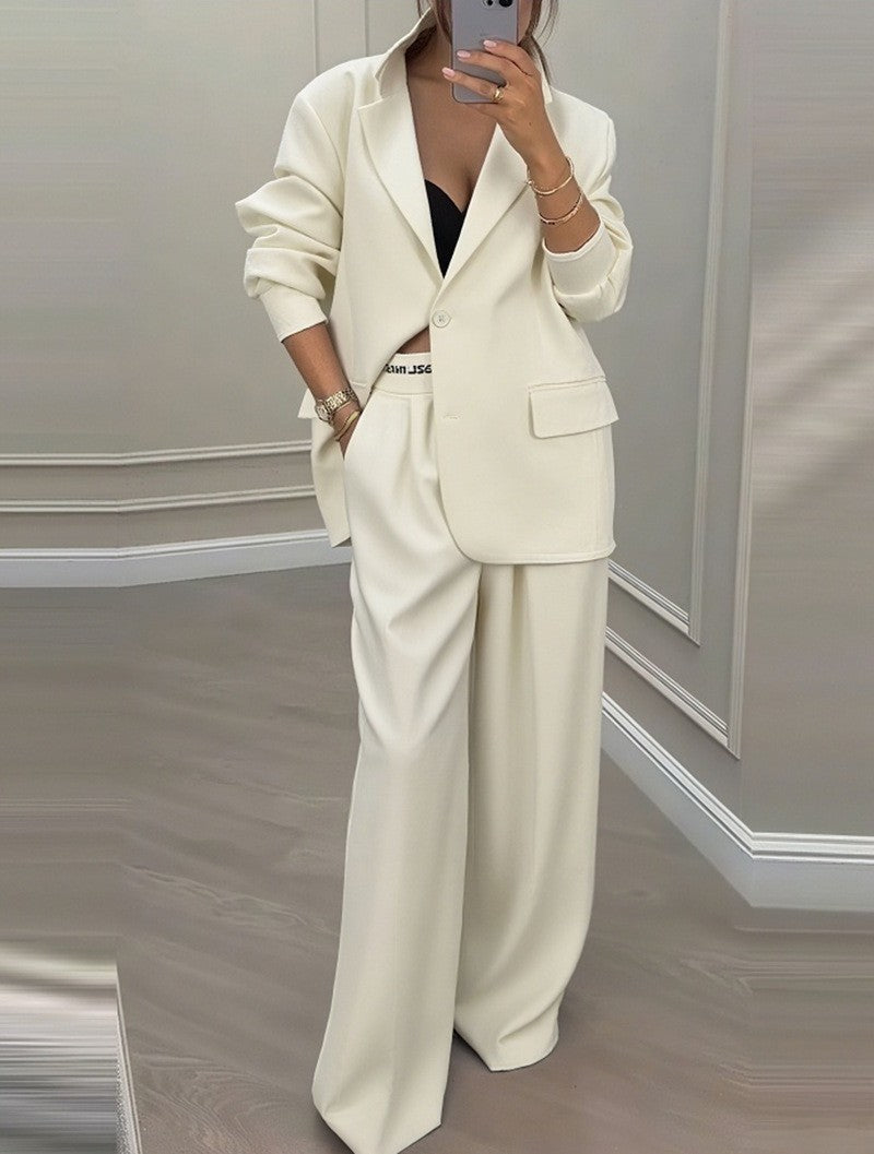 Kvinnes moderne oversized blazer sett med elegante dressbukser Skjora