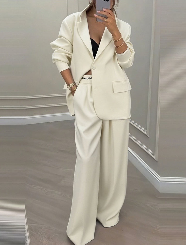Kvinnes moderne oversized blazer sett med elegante dressbukser Skjora