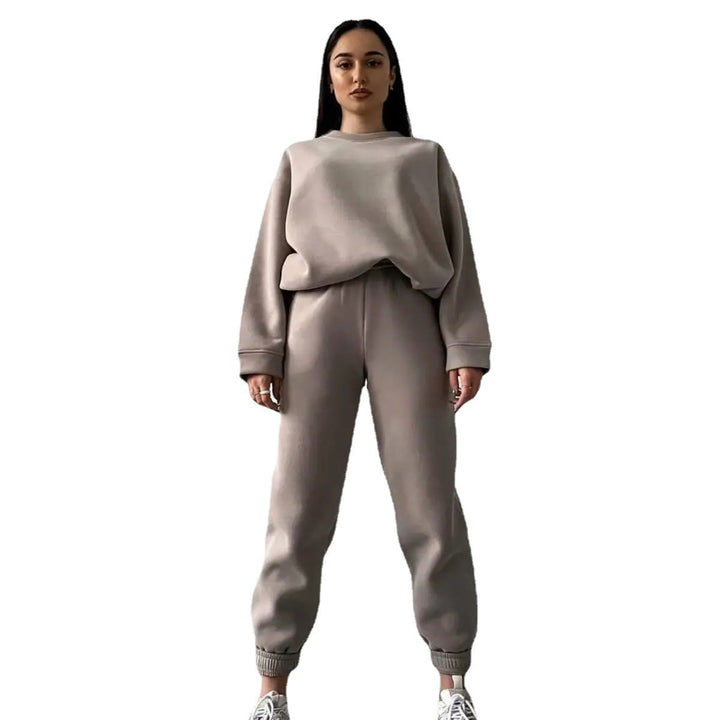 Dame uformell sweatshirt og jogger-sett laget av mykt materiale med elastisk midjebånd og høy bærekomfort Skjora