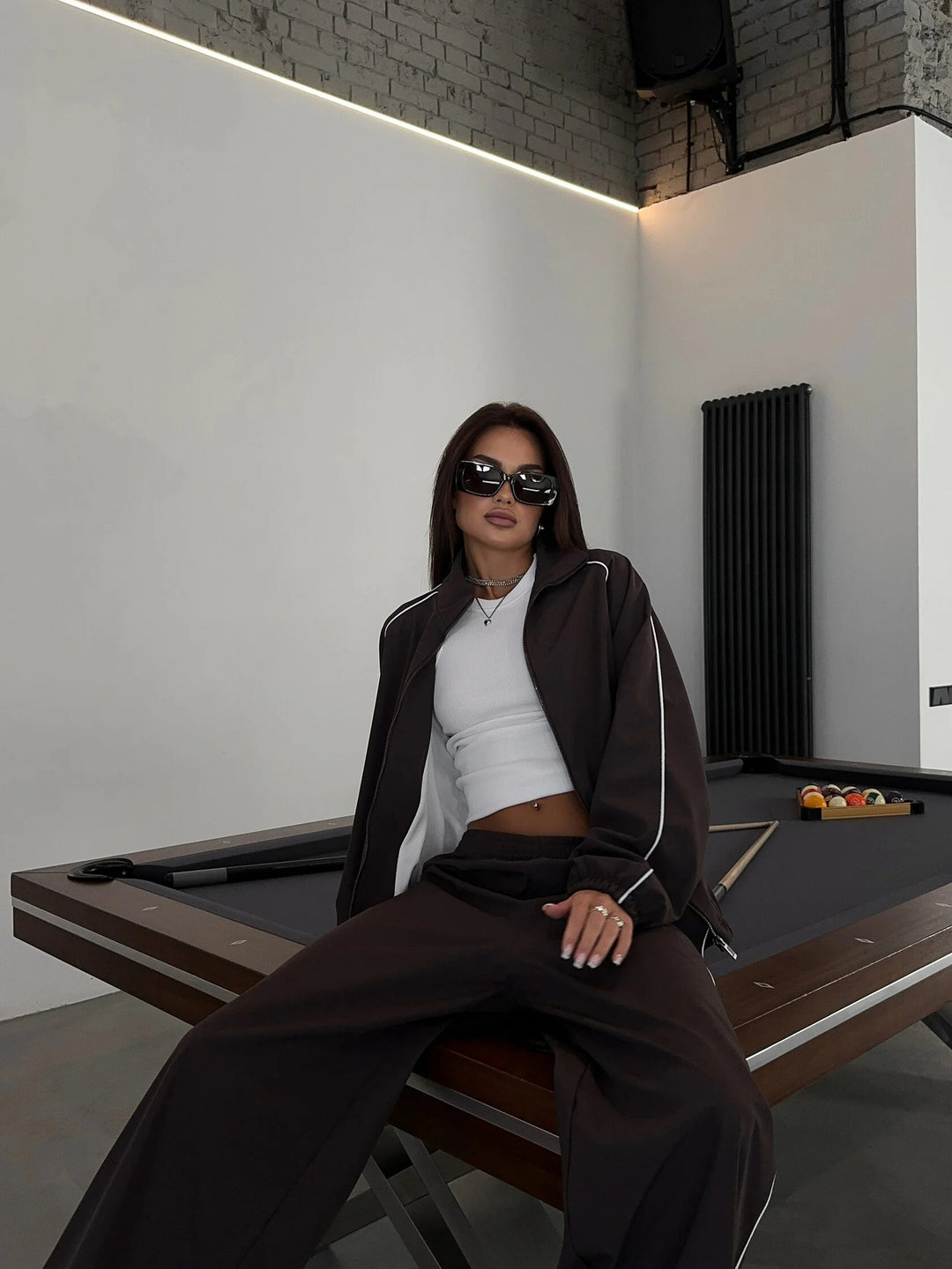 Dame sporty to-delt ensemble med casual jakke og brede bukser Skjora