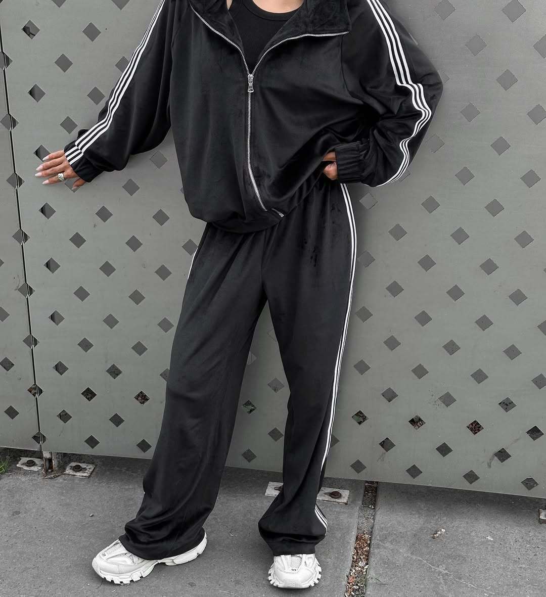 Dame sporty velour treningsdrakt med høy krage og elegant glidelås Skjora