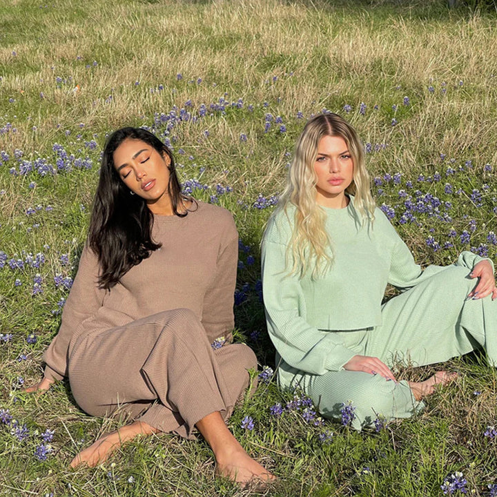 Kvinners casual sett med cropped genser og vide bukser Skjora