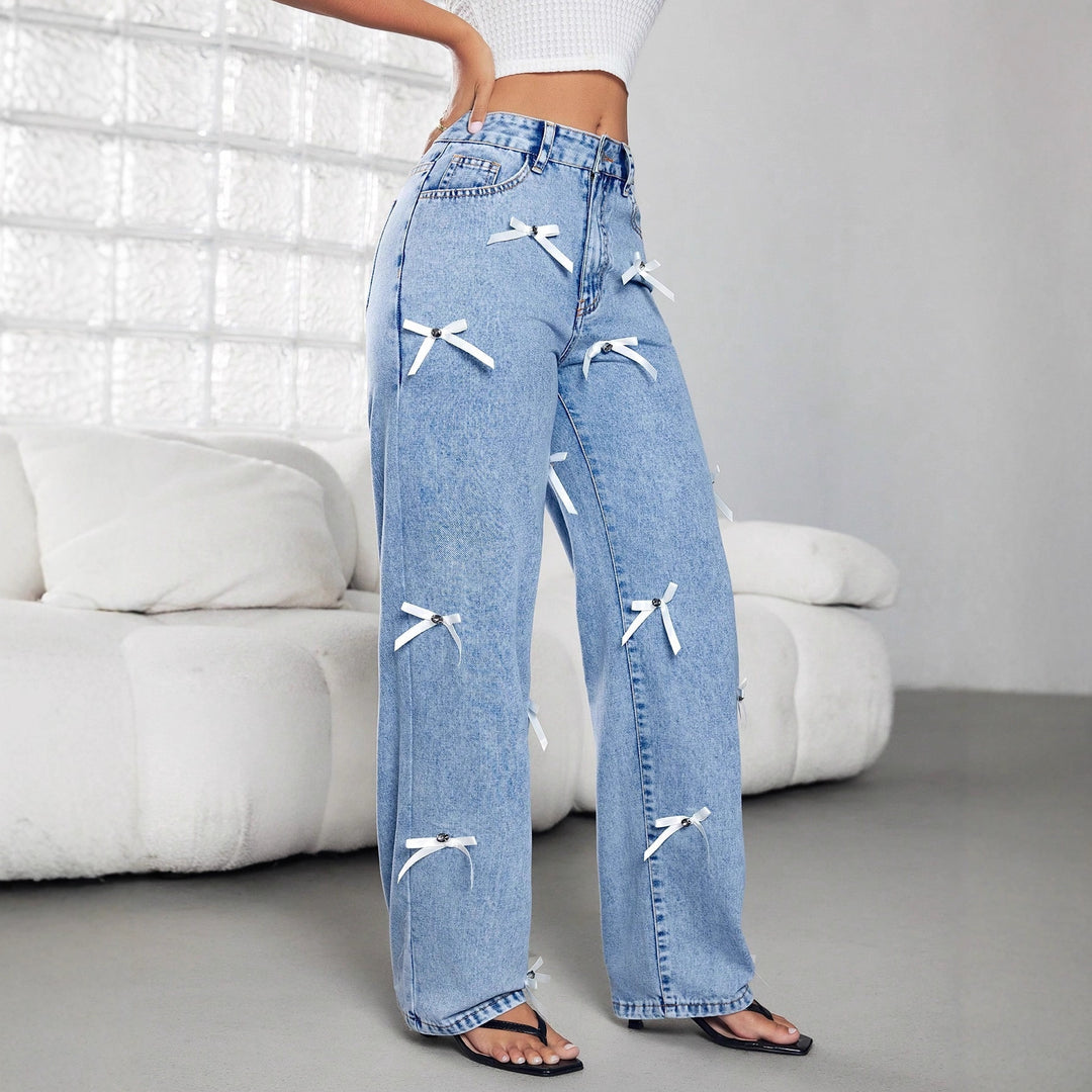 Dame brede jeans med dekorative sløyfer og knapppdeler Skjora