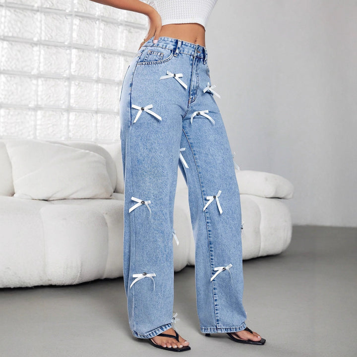 Dame brede jeans med dekorative sløyfer og knapppdeler Skjora