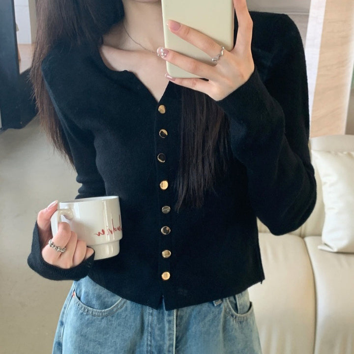 Kvinnelig elegant cardigan med knappe-detalt og mykt materiale Skjora