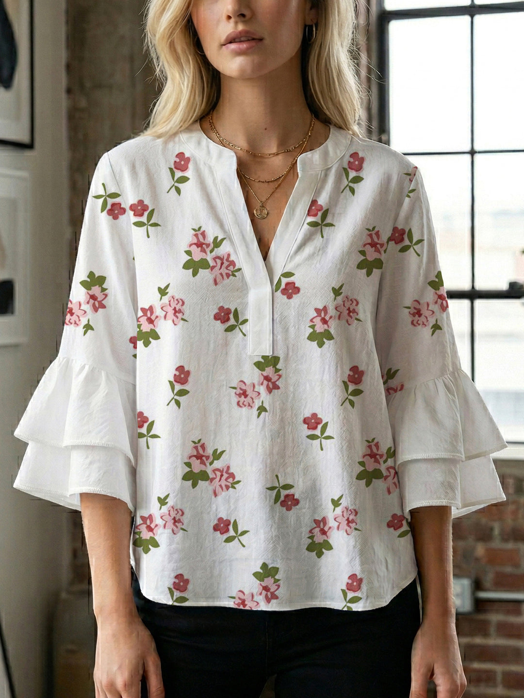 Dame bluse med voluminøse rysjermer og moderne motiv Skjora