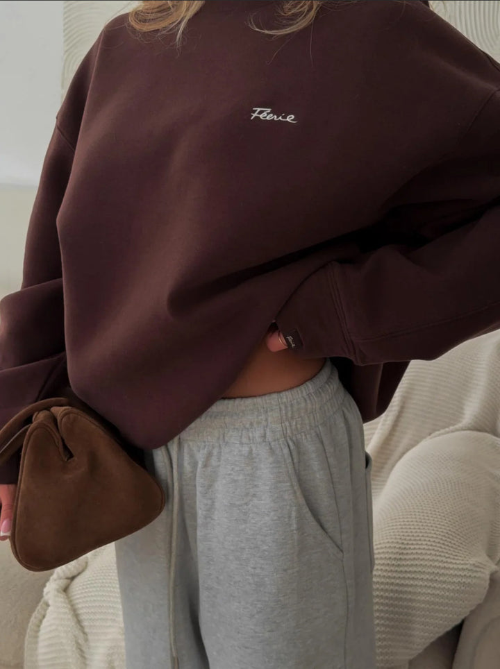 Dame uformell oversized genser med rund hals og diskret logo Skjora