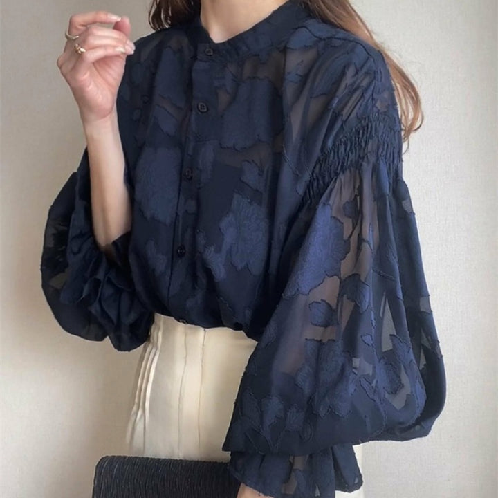 Elegant kvinnebluse med blomstermønster og volumøse ermer Skjora