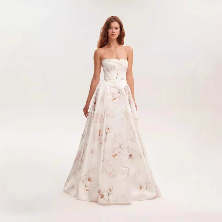 KvinneElegant blomstermønster maxi kjole med av-shoulder design Skjora