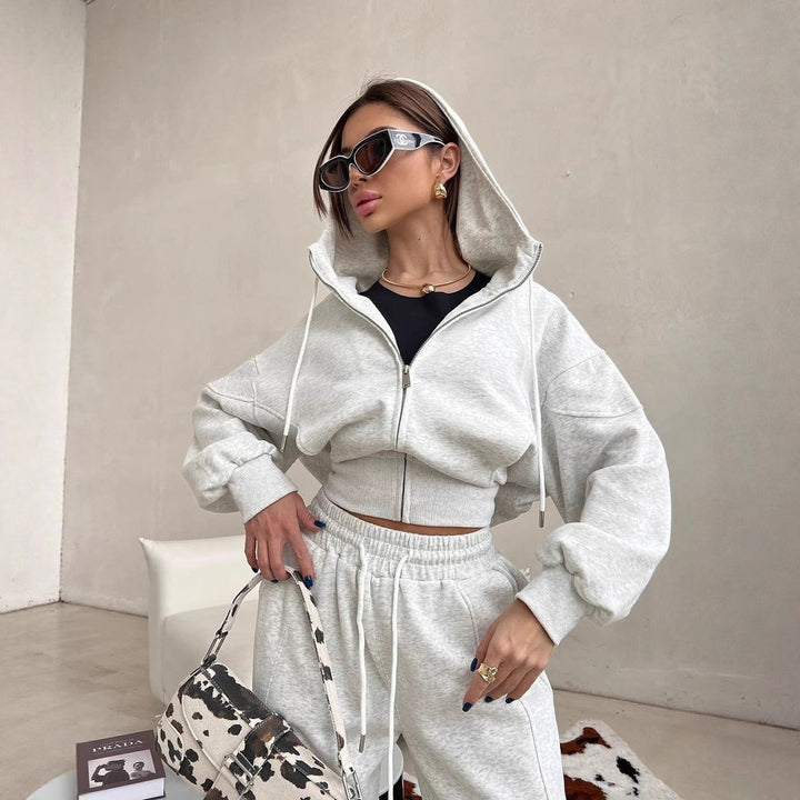 Dame casual og fashionable fritidssett med cropped hoodie og vide bukser Skjora