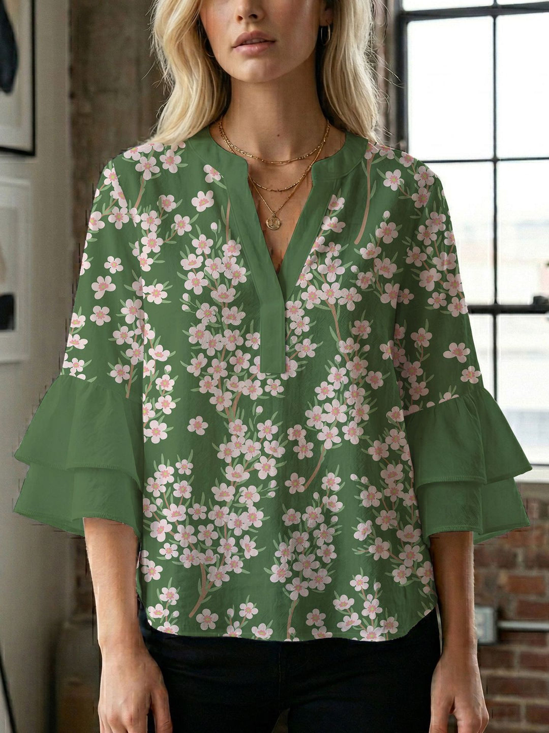 Dame bluseskjorte med voluminøse ermer og kreativt trykkdesign Skjora