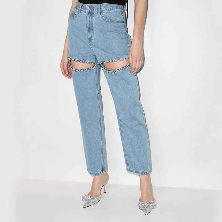 Damejeans med et ekstravagant utskårent design og glitrende utsmykninger