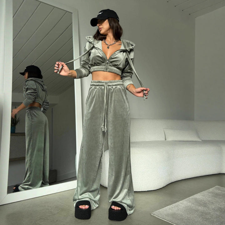 Kvinnens sporty velour hettegenser og skjørt drakt med hette og elastisk midje Skjora