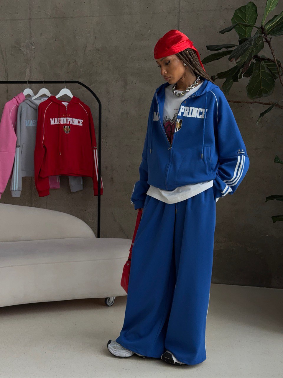 Kvinnesporty fritidssett med løst skjært hettegenser og løse bukser Skjora