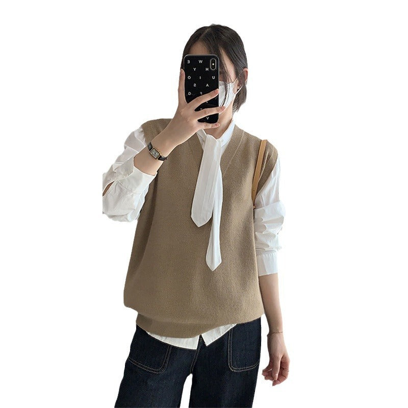 Kvinnelig fashionable strikket vest med V-hals og dekorative knapper Skjora