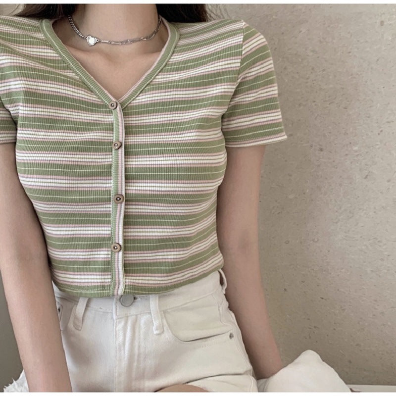 Kvinne cropped t-skjorte med moteriktig stripemønster og dekorative knapper
