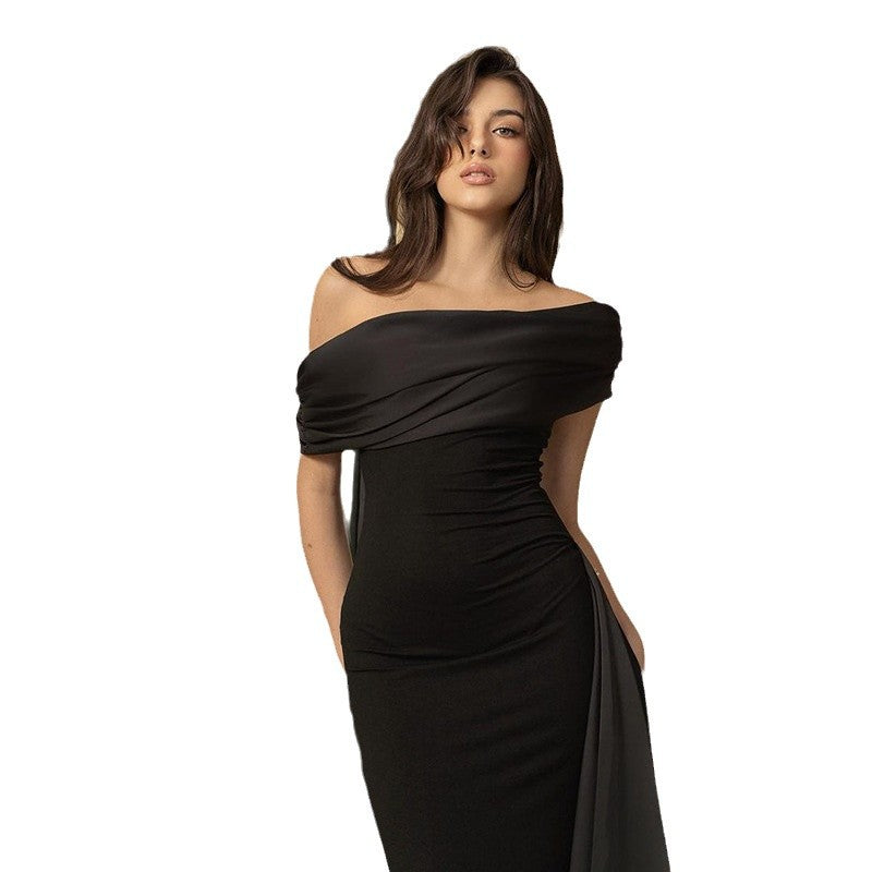 Dame kveldsdrakt med elegant off-shoulder-design og figurnær passform Skjora