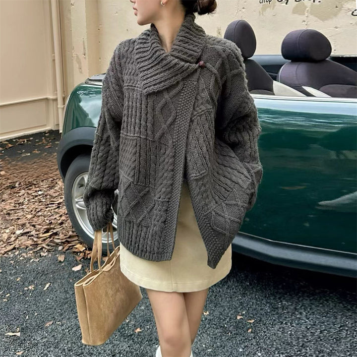 Kvinnens cardigan med intrikat kabelmønster og mykt materiale Skjora