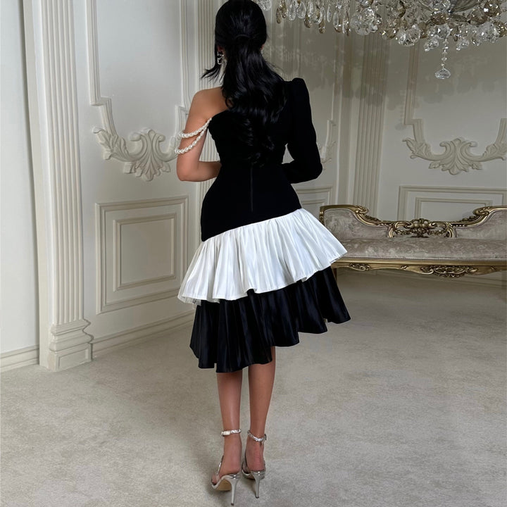 Kvinne Elegant Kjole med Asymmetrisk Snitt og Volangdetaljer